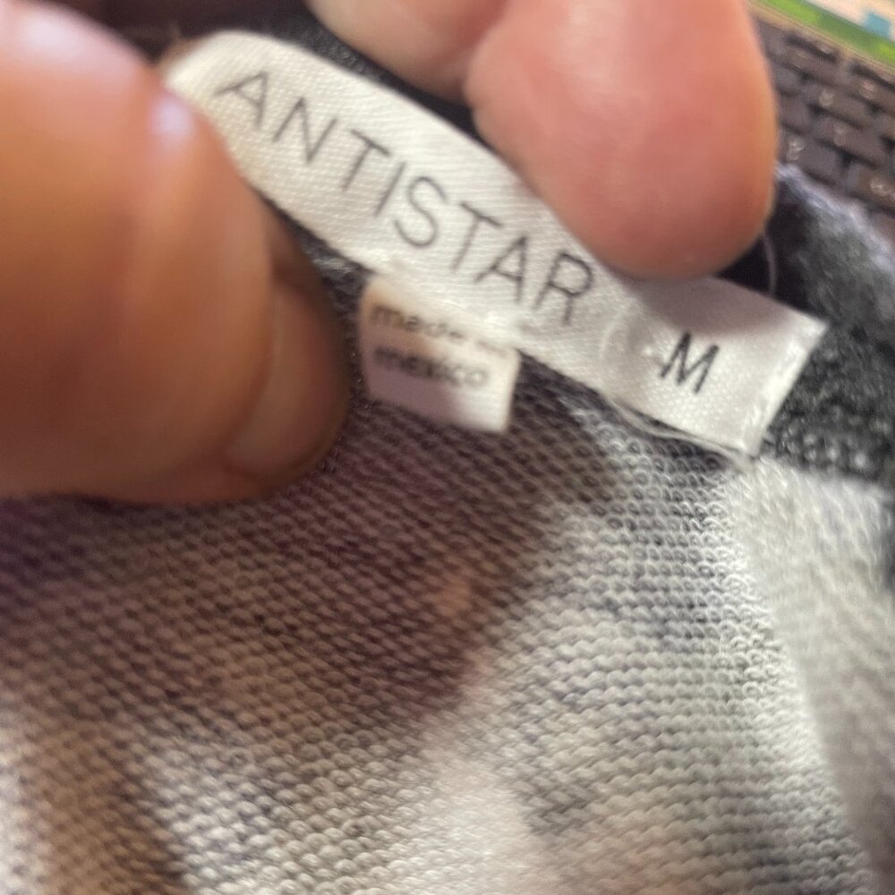 sweater - Picture 7 of 7